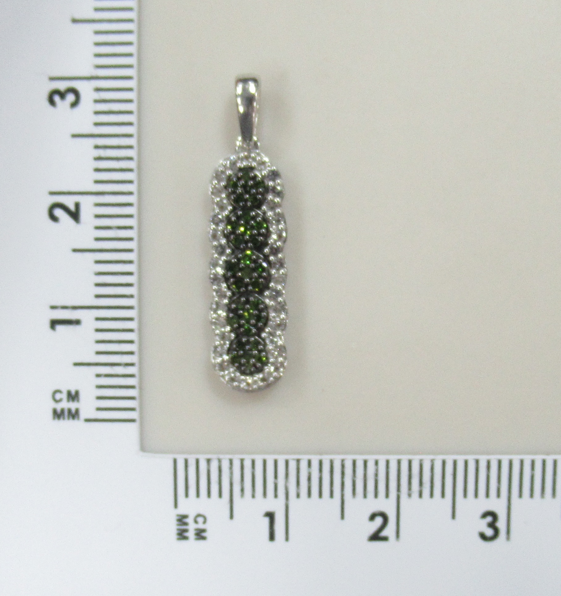 Серебряная подвеска с зелеными бриллиантами